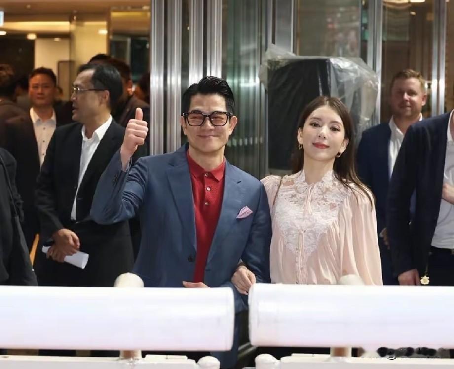郭富城携方媛现身马场，夫妻相伴氛围温馨，方媛婚后生活惹人羡慕
 
近日，有网友拍