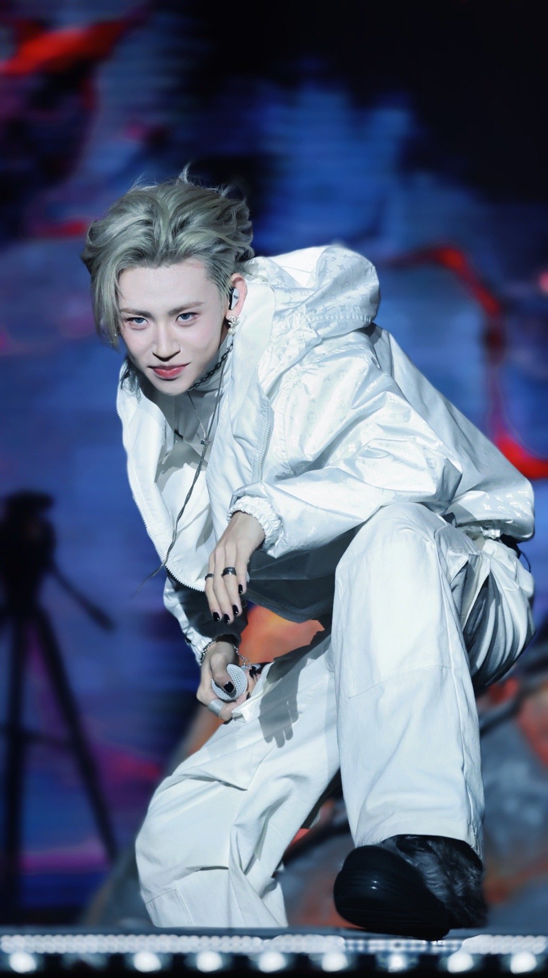 腾讯音乐由你榜 🎵 小鬼王琳凯新歌落幕之后登场之时 我要紧握拳头，挣脱迷茫，拼
