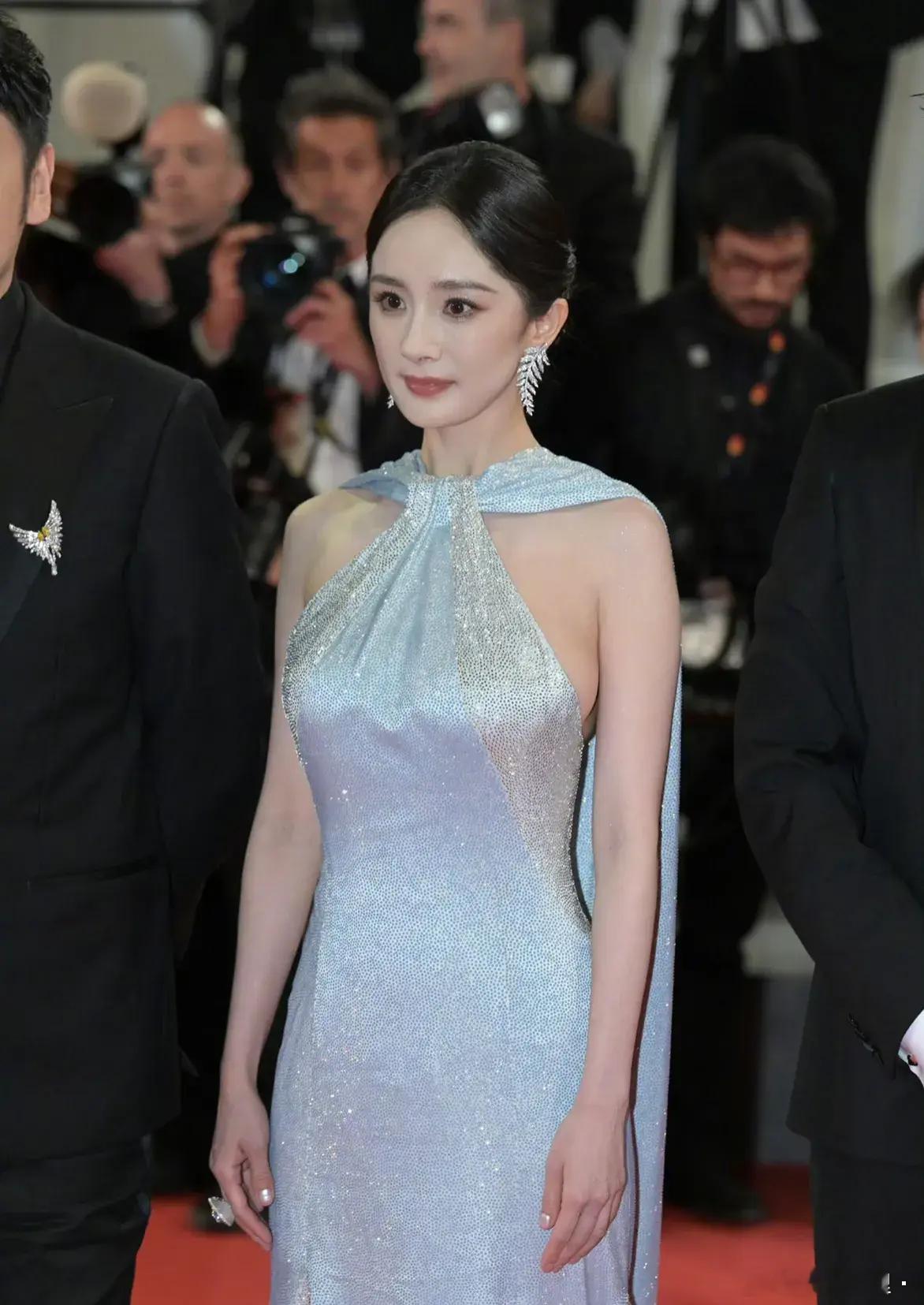杨幂，太尴尬了！昨晚，杨幂打扮得美美的，高调出席戛纳红毯，原本以为会惊艳众人，没