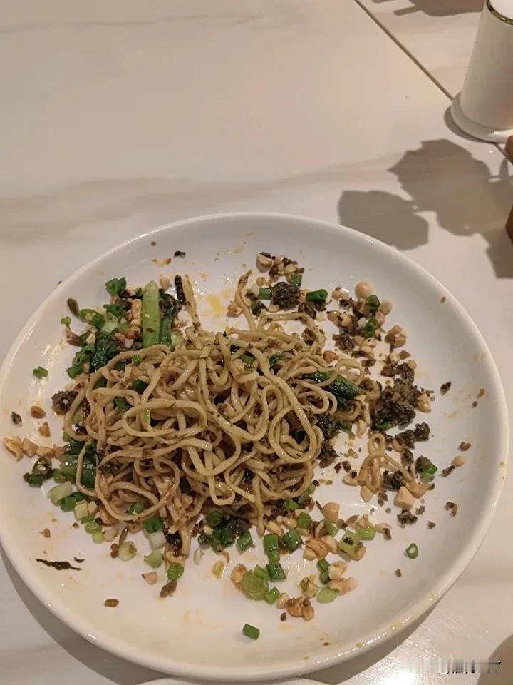 宜宾燃面比成都的担担面似乎还要火，其实也没多大特色。