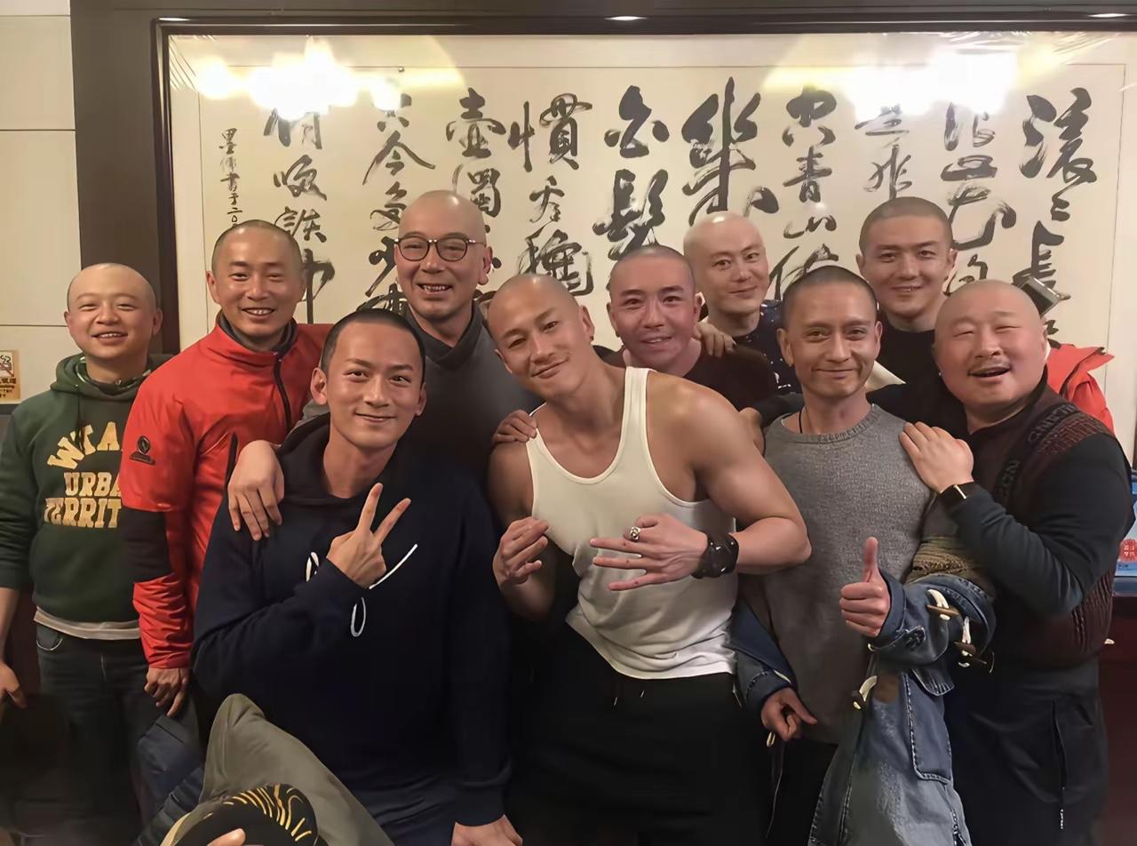 2017年，电视剧《那年花开月正圆》收官花絮，何润东与多位男演员大合影。

有老