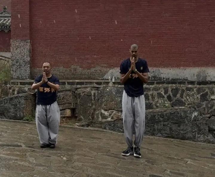 少林寺师傅，恭喜文班亚马 夺得NBA西部冠军和西部MVP！网友P图文班捧杯在少林