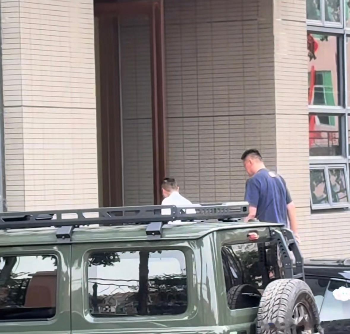 宏远老板海哥和总经理朱芳雨亲自督战训练今天下午，有球迷拍到，今日下午广东宏远老板