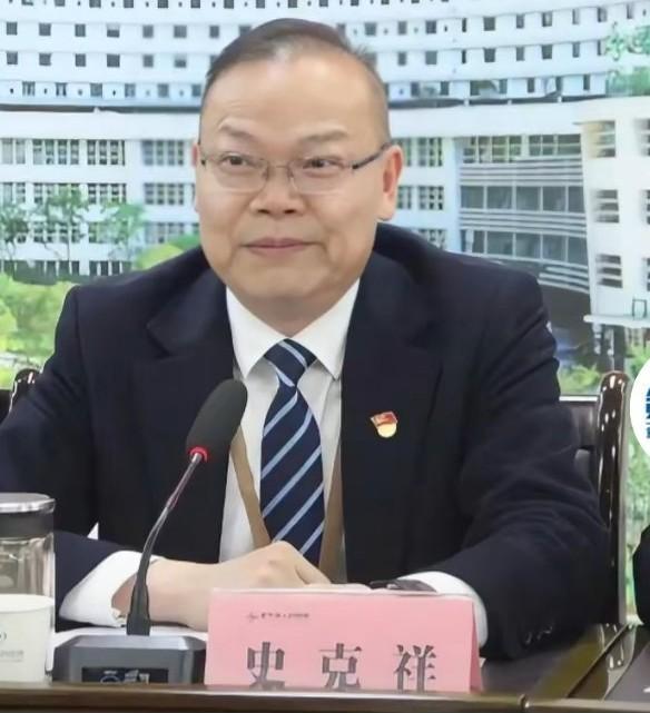 重庆，奉节县人民医院院长史克祥被开除

老史，麻醉科医生出身。曾任奉节中医院院长