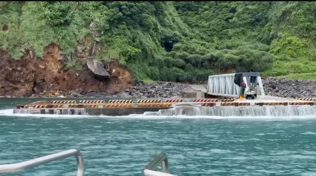 涌浪打上码头面为游客安全,宜兰龟山岛29日封島一日。