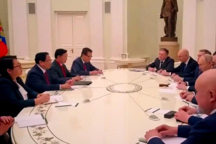 普京当面跟越南总理说：你们是我们信得过的老朋友

俄罗斯总统普京在克里姆林宫接待