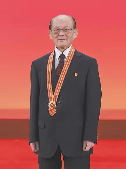 吴天一院士的故事太让人动容。当年他去美国与家人团聚，妹妹和美国大学都抛出橄榄枝，