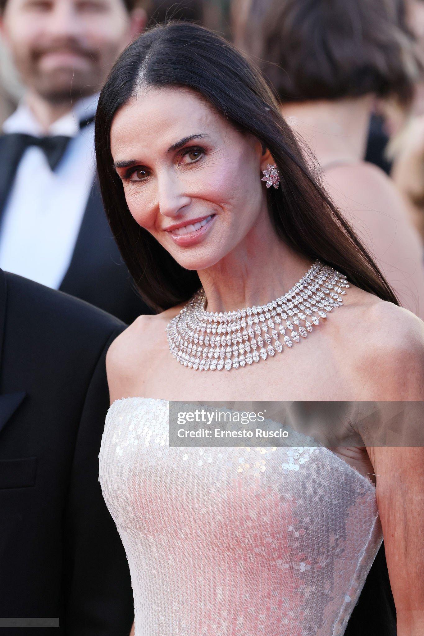 Demi Moore ｜ 戛纳电影节红毯 状态也太好惹 ！一整个光彩照人 ，疑似