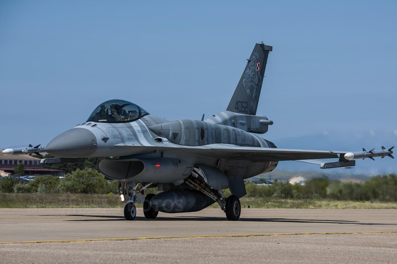 俄罗斯军队先下手为强，俄军无人机操作手疯狂了，在乌军纳托沃机场发现，那边停着1架