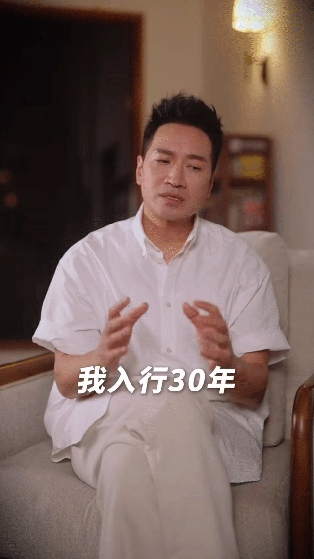 何晟铭翻红后第一件事 翻红第一件事：拒绝流量诱惑，投身文化推广。手写赠言显格局，