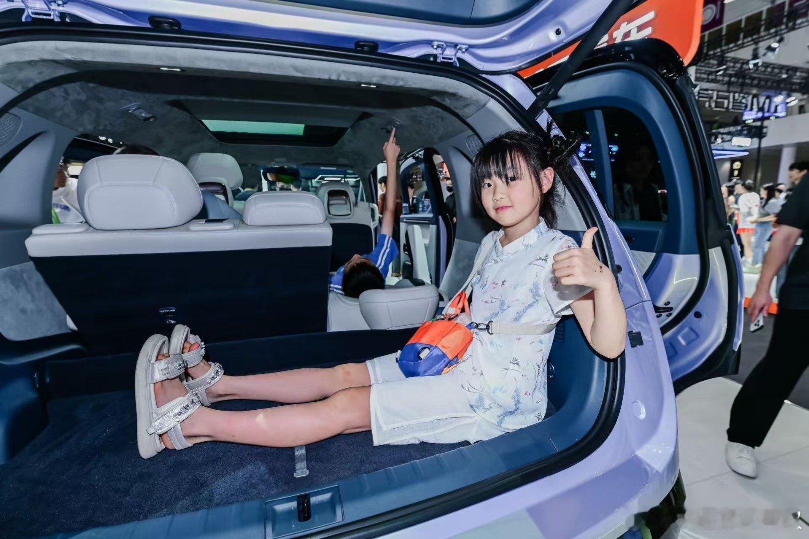 粤港澳车展高热度的车很多但最受小朋友欢迎的一定是宝宝巴士极氪MIX全球首创超低无