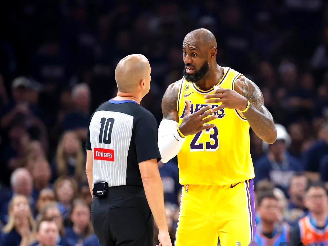 近期NBA季后赛，哨声比三分还准时响起时，心就悬着了。
NBA裁判发展主管出来回