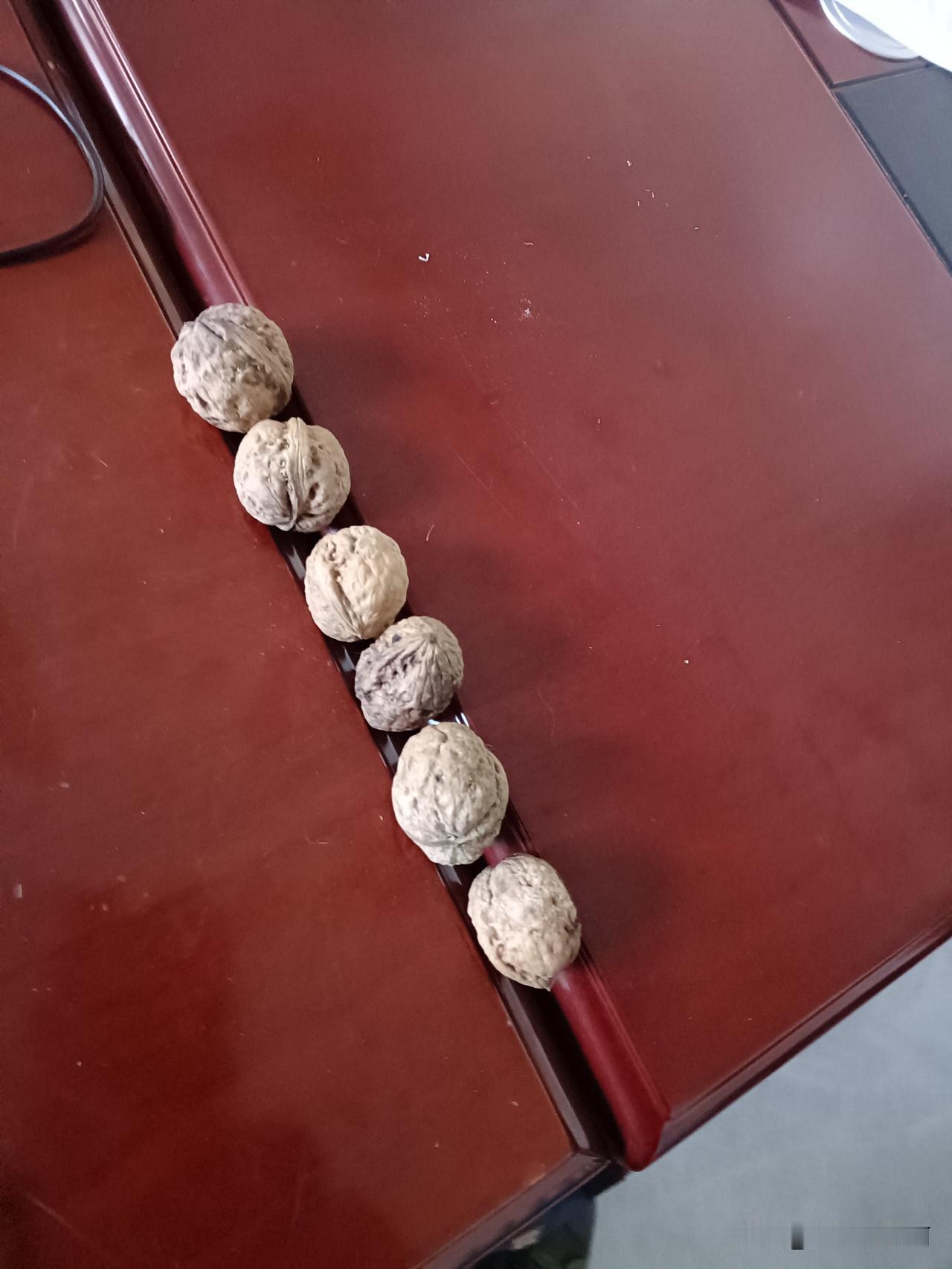 今一哥们说他拾了六个核桃，我说给咱几罐喝喝呗，
他说没有罐的，
只能砸开吃，
喝