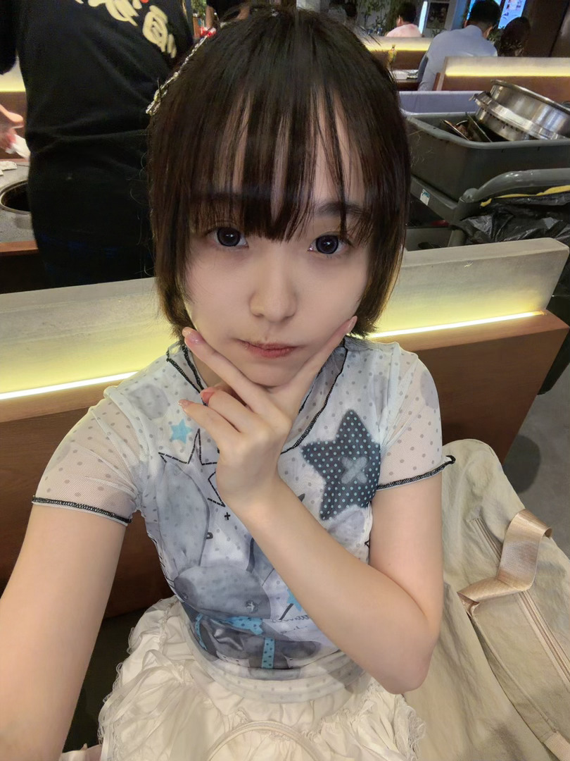 苗苗Yumena 那天素面朝天的就这么去看了om（打错了对不起那天见了我的人速速