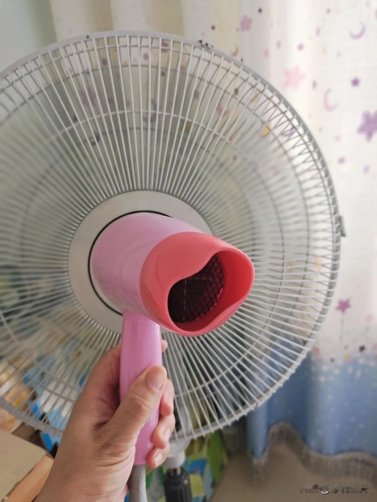 我发明了一个快速吹干头发的方法，太好用了！

我家的大吹风机坏了，洗完头发用风扇