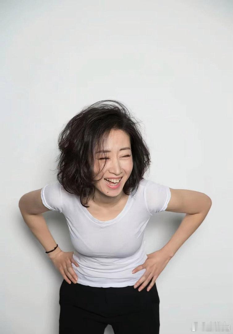 刘敏涛演技扎实出众，实力格外亮眼，颜值与气质双双在线，魅力十足。 