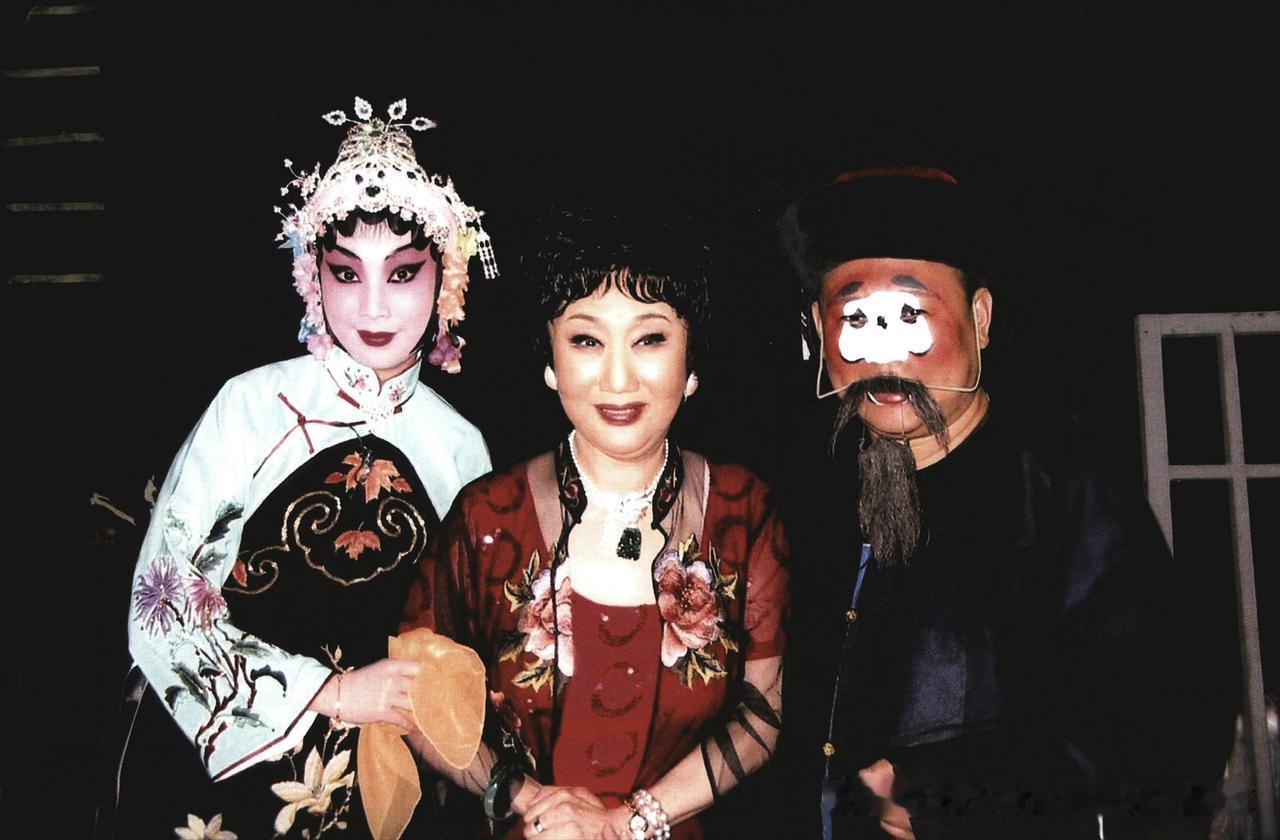 09年程派演员郭伟患淋巴癌，常秋月组织义演，邀请郭德纲助演，饰《金玉奴》中金松。