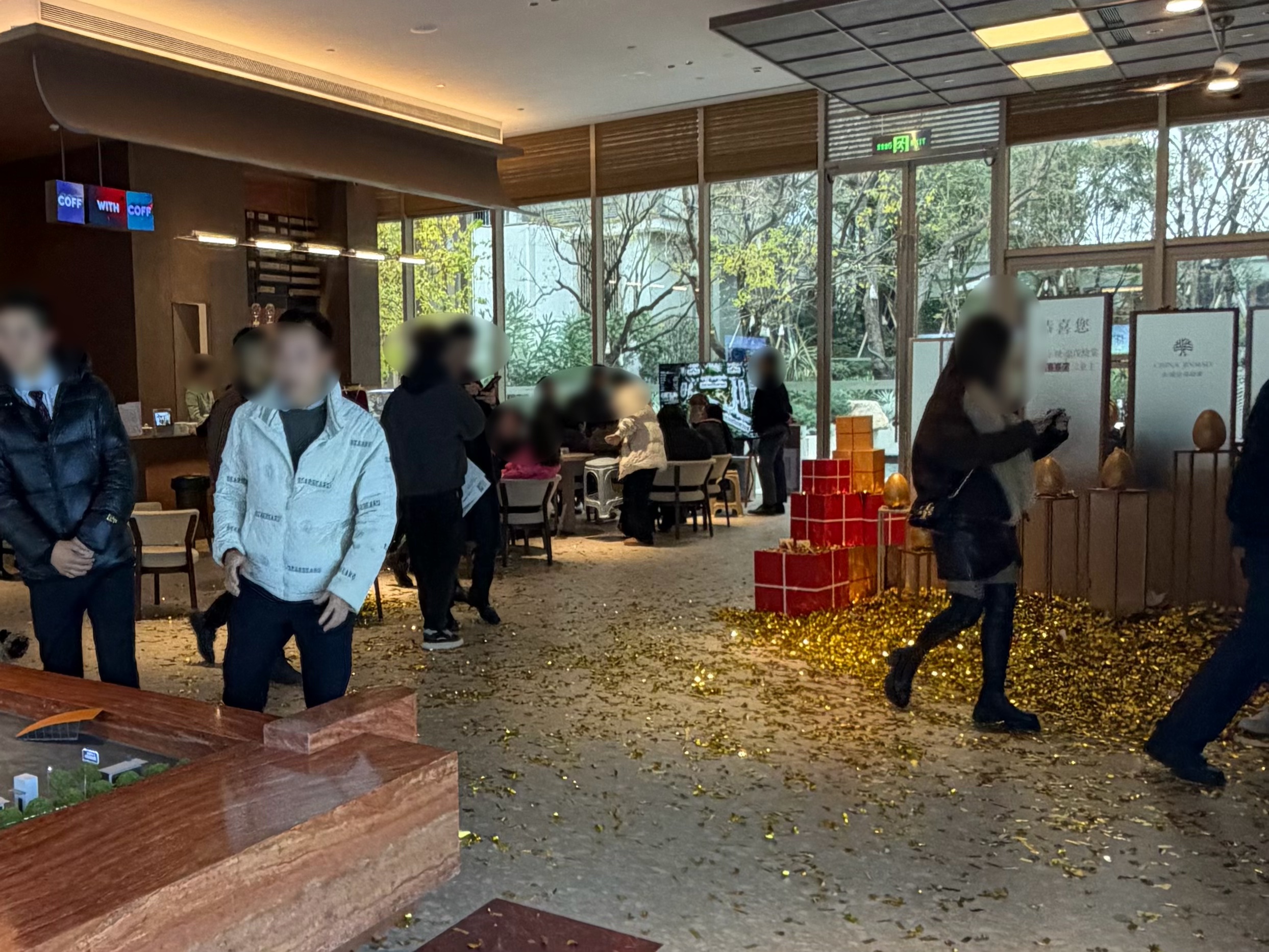 成都楼市折叠2025：富豪扫货主城千万豪宅，刚需客挤向近郊，有售楼处如同菜市场