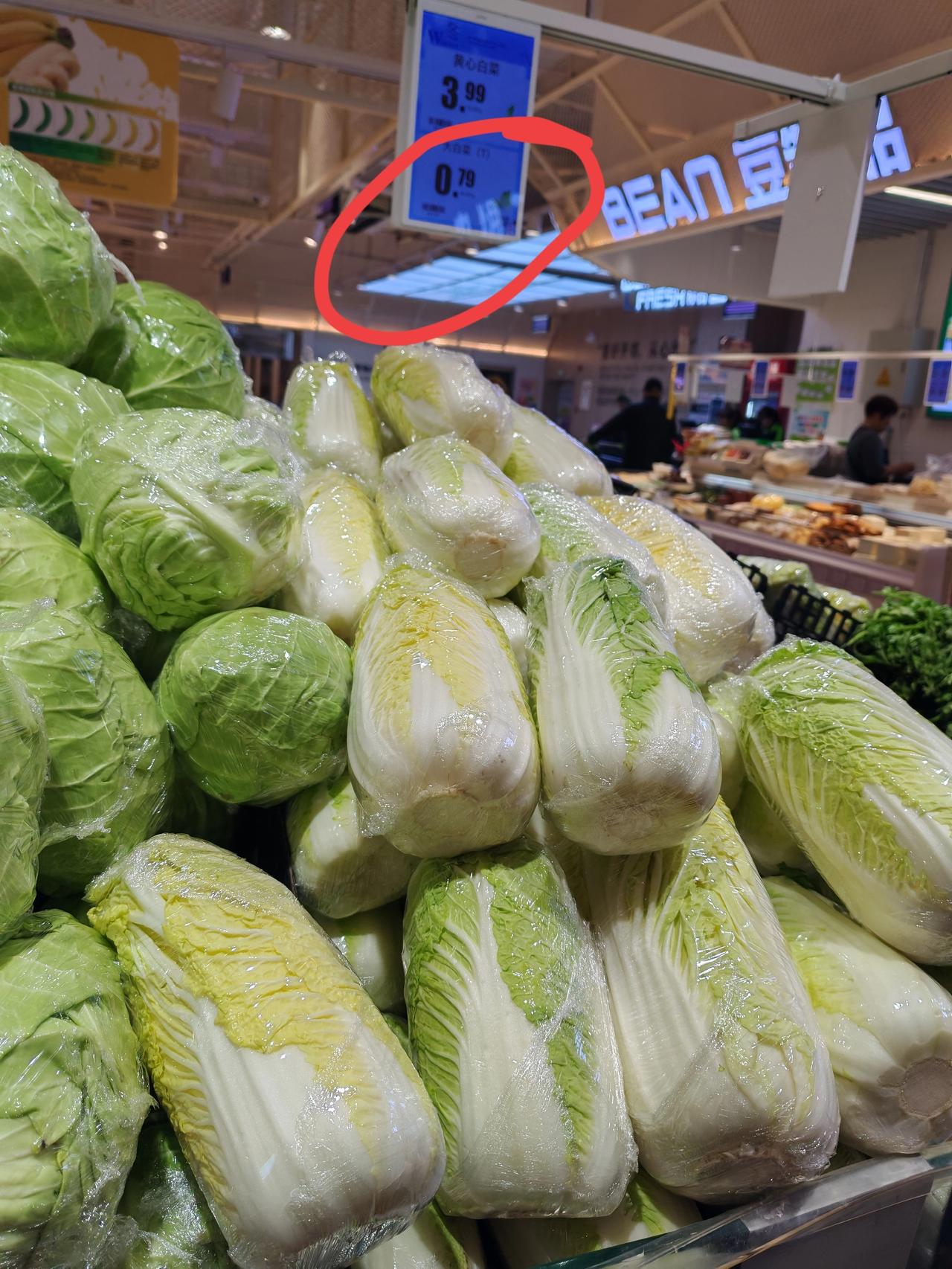 白菜价跳水
12月28日，坐标西安。刚才我到超市逛了一趟，发现超市里的白菜降价了