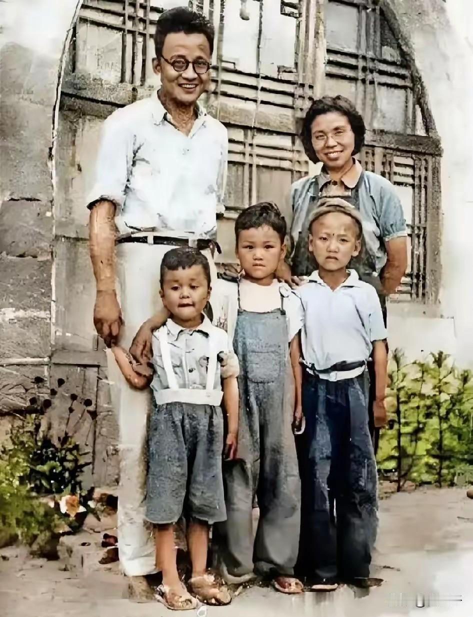 1945年博古与家人在延安窑洞前的合影。这是他的第2任妻子，1940年他们在重庆