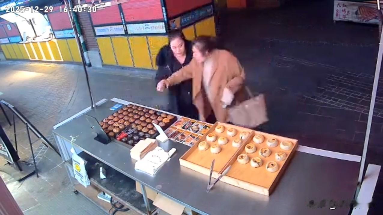 活不起了！12月29日下午4点40分，威海荣成一家火烧店，两名大姐路过，黑衣服大