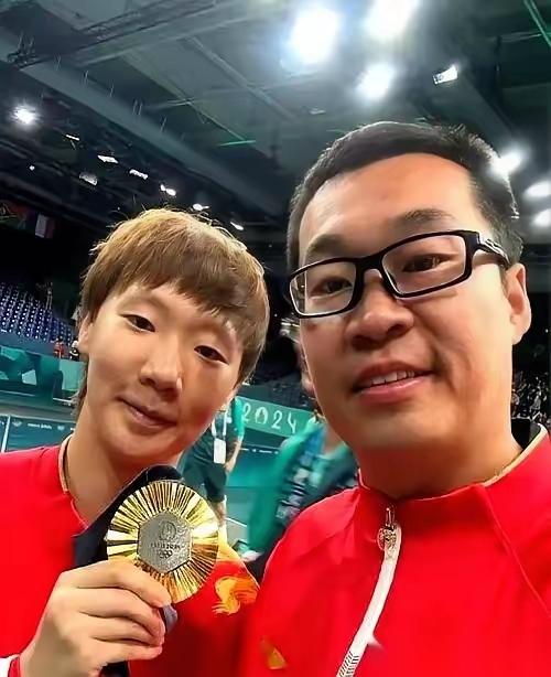 王曼昱的体能教练，孙奇，走了。
人不是跳槽去了别的乒乓球选手那儿，而是直接调去了