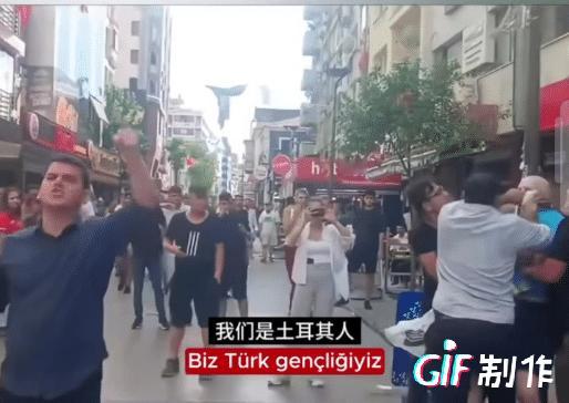 美国大兵在国外特权没有了。
两名美国海军陆战队大兵在土耳其街头被头套麻袋袭击。