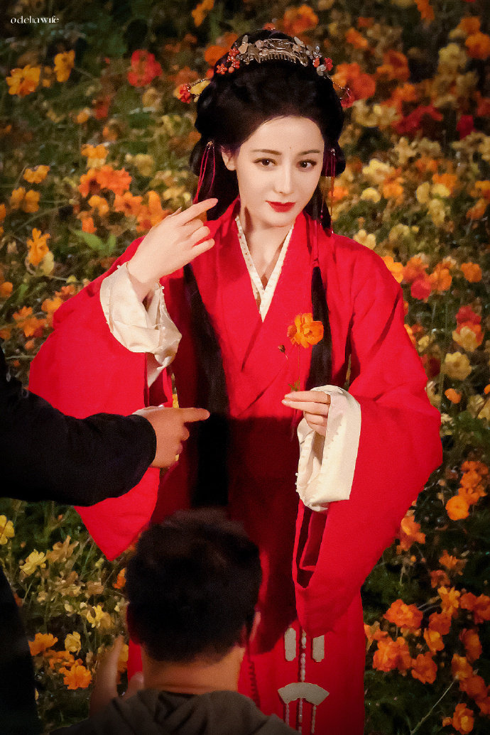 迪丽热巴贺思慕对镜帖花黄 迪丽热巴姐的冷酷零下八度 迪丽热巴红衣贺思慕对镜帖花黄