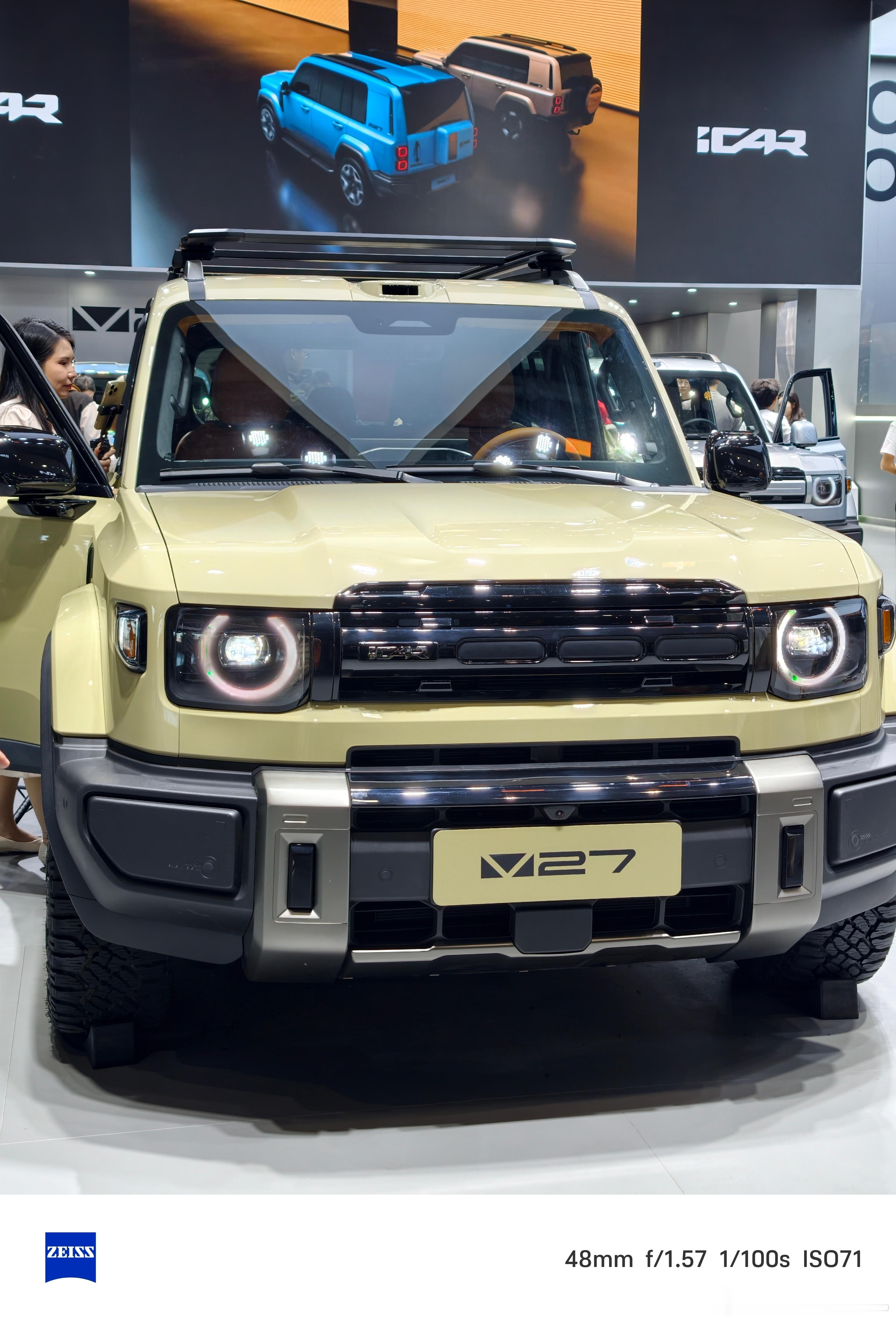 路过icar，v27还是很吸睛的，特别是这个复古版本，图六的C柱饰板加上有种老路