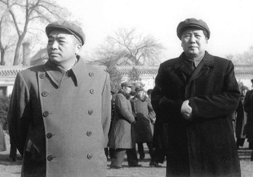 1950年6月25日，朝鲜战争爆发后，毛主席最初任命粟裕为志愿军司令员兼政委，率