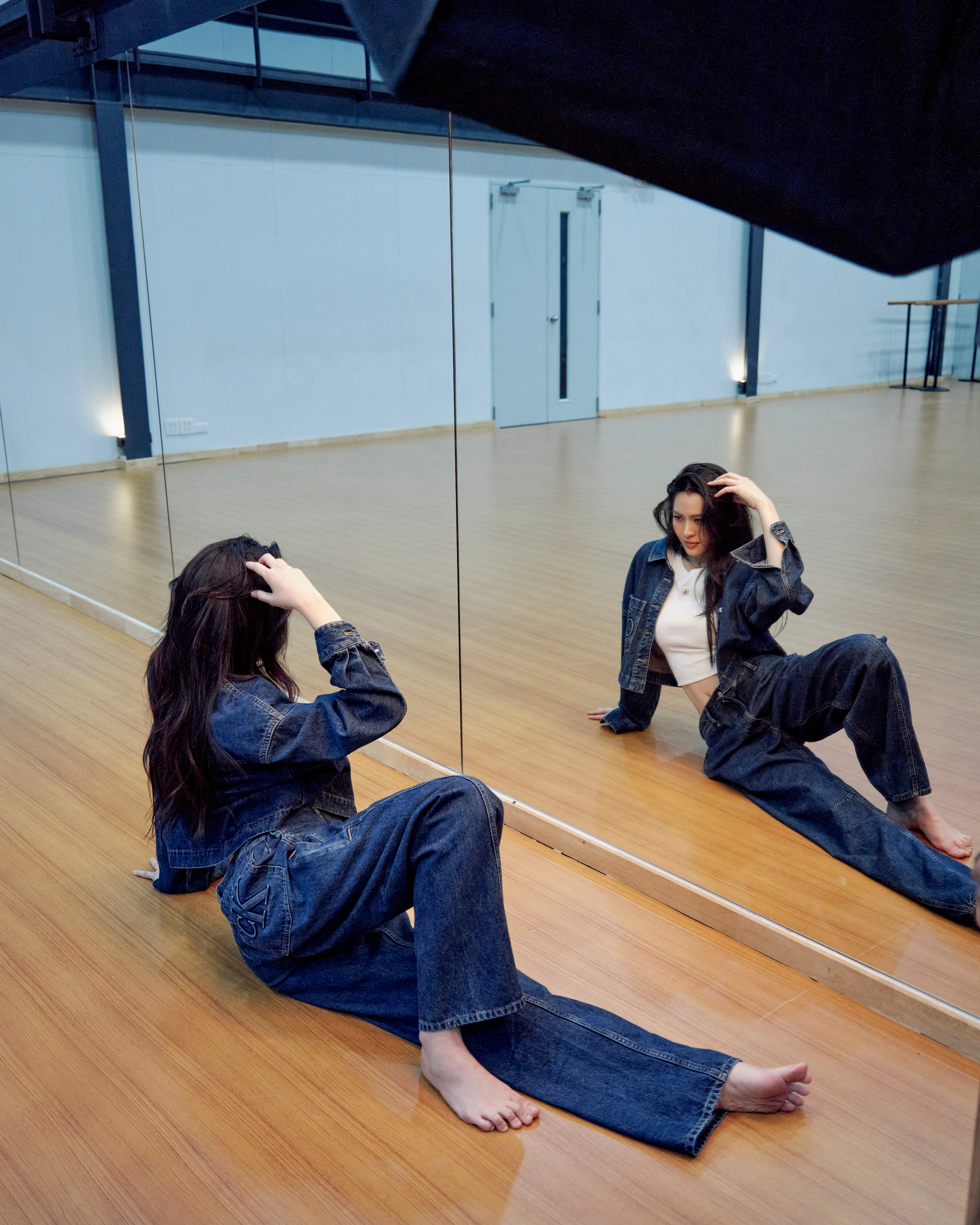 Calvin Klein亚太区代言人邝玲玲接受《ELLE Brasil/巴西》采