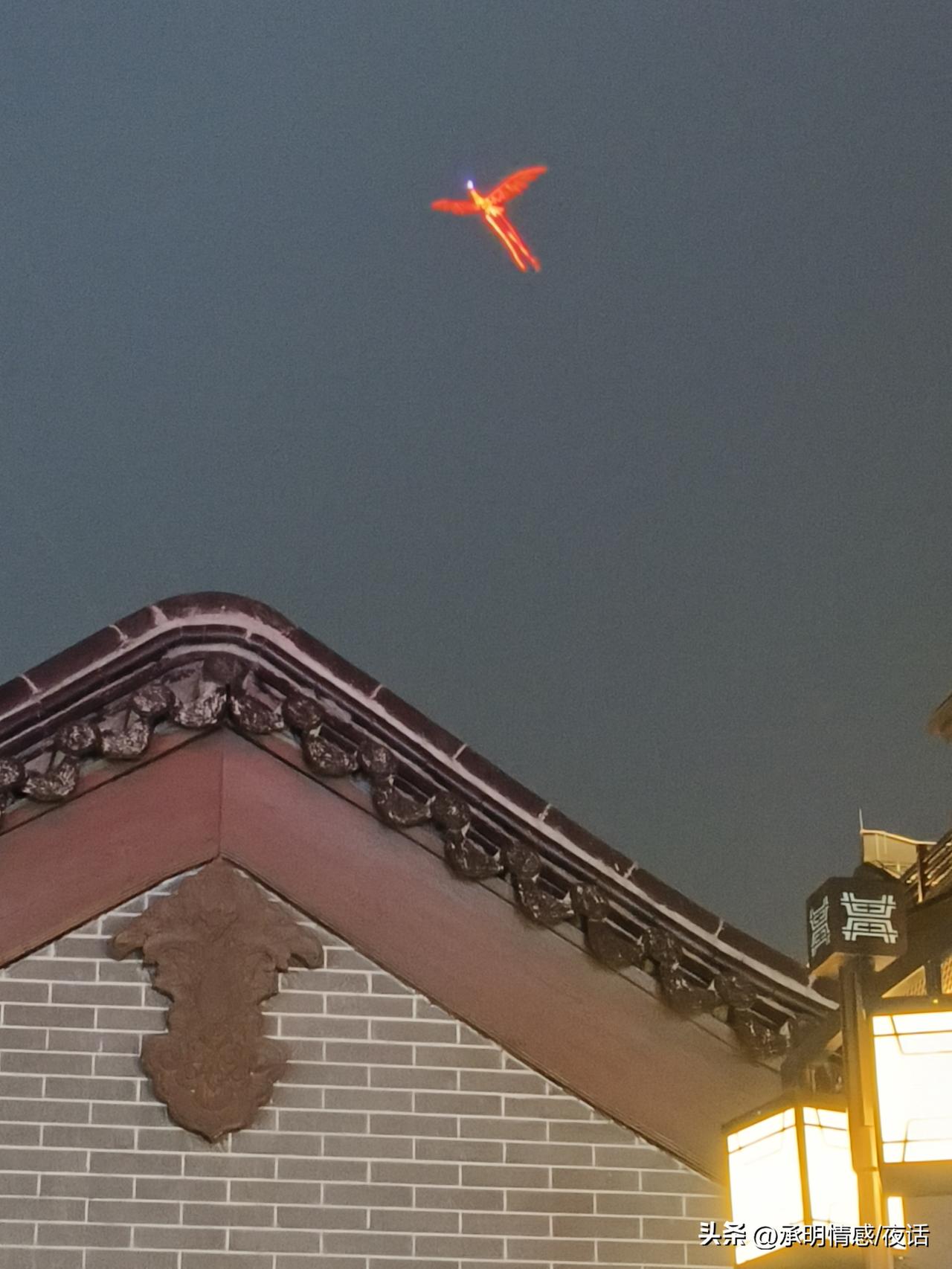 夜空中绽放的烟花，照亮了古老的屋顶。