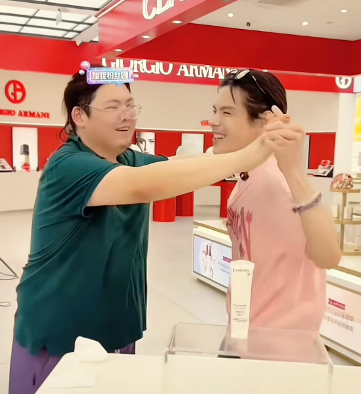 向佑现身直播间与哥哥向佐互动，整体被质疑剧本。
两级评论吵得不可开交，孰是孰非看