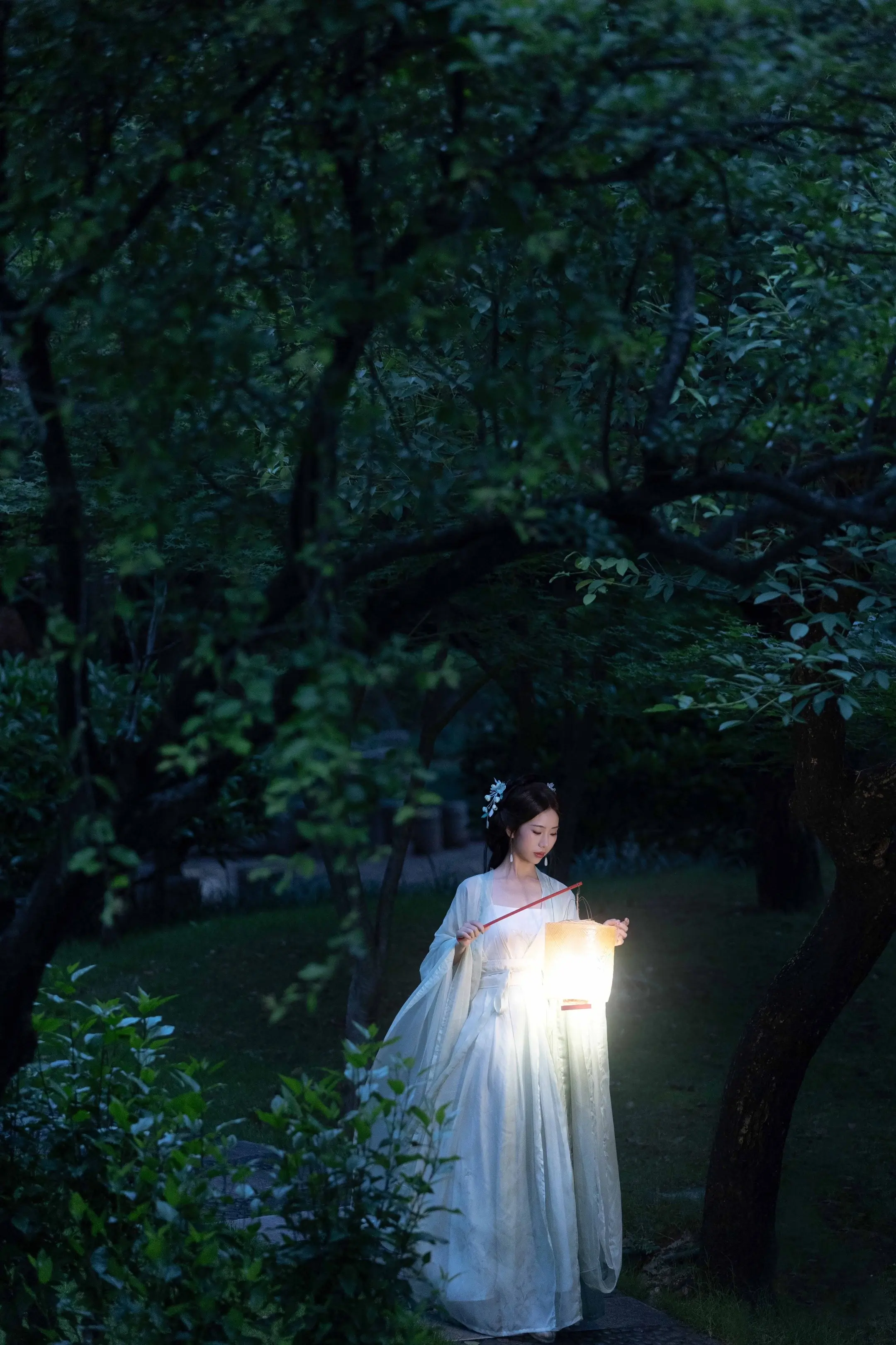 仙子何必早早归来。