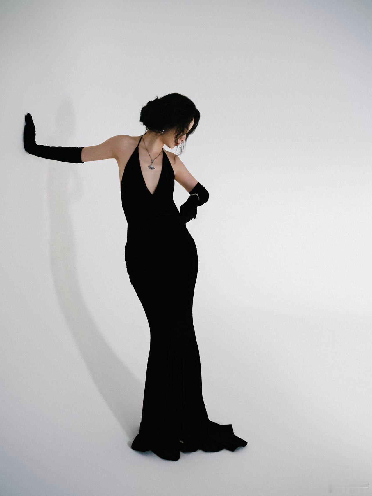 李梦第十一届文荣奖红毯look 刷到高清图直接沦陷！李梦的五官在镜头下超抗打，礼