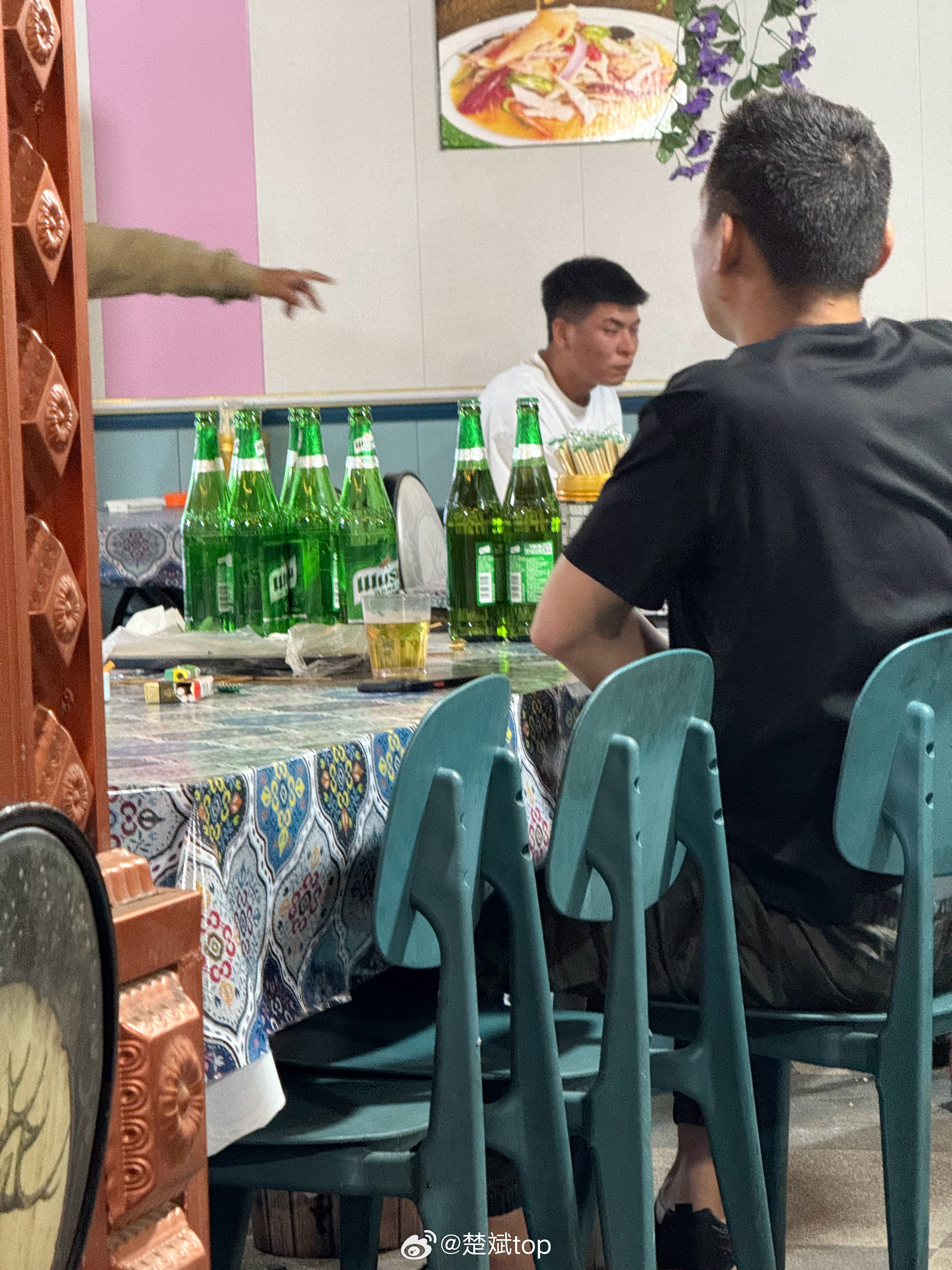 赛里木湖去了，来新疆总得喝大乌苏吧！但我看本地人都是喝绿盖的，只有我们一桌喝的红