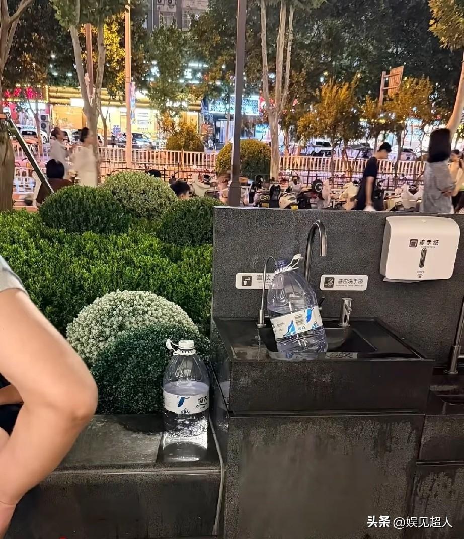 胖东来又被网友顶上热搜了，这回是因为直饮水机被人提着大桶当免费水站使。

7月2