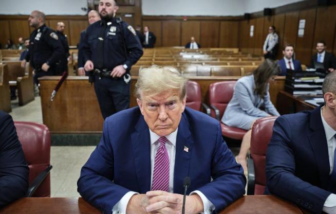 谁能想到特朗普刚回白宫没几天就把自己活成了“麻烦制造机”，距离2026年中期选举