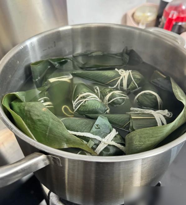 煮了20年粽子，才知道不能只用清水！

说真的我之前踩过的煮粽子的坑真不少，前好
