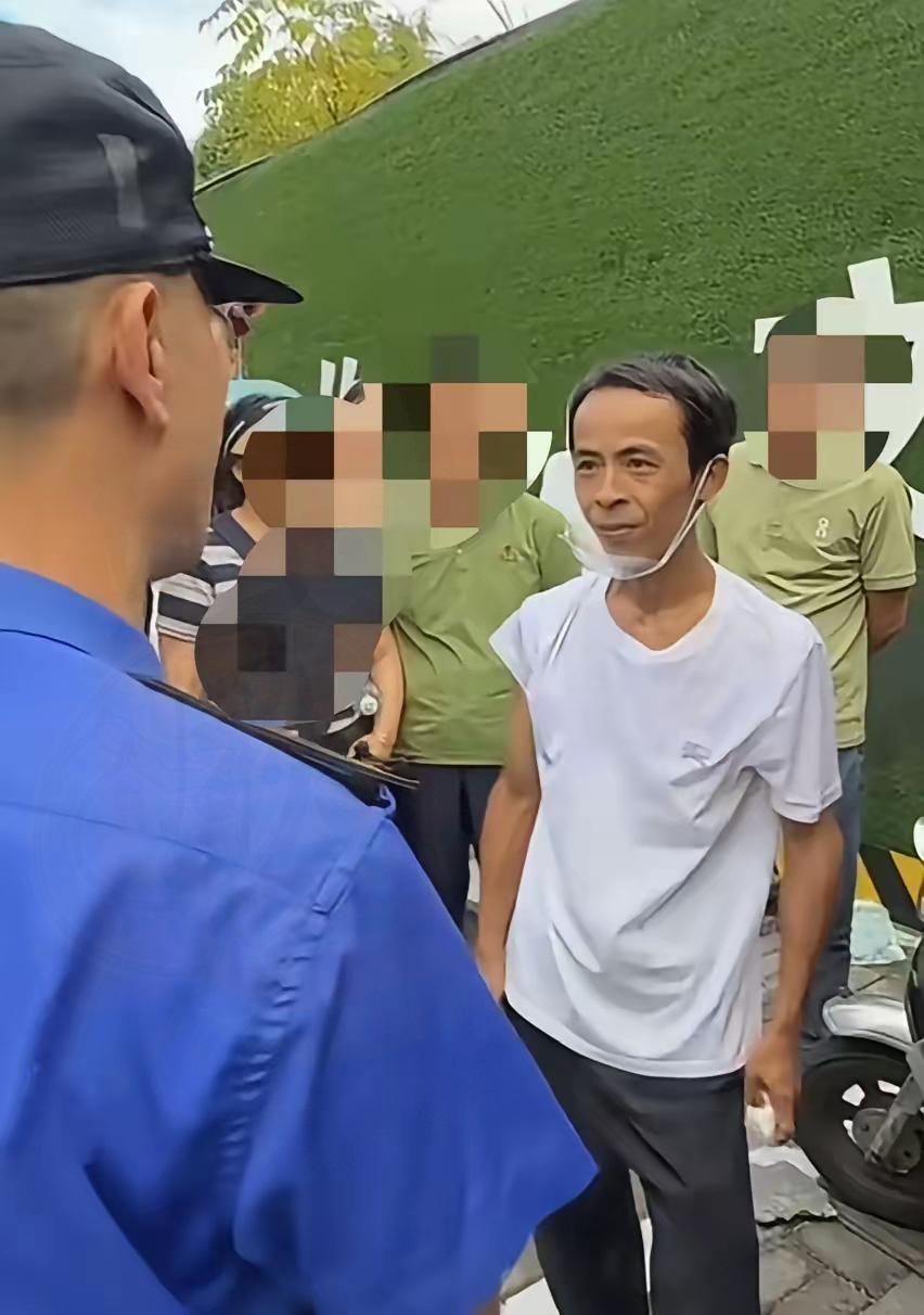 本来以为卖个鸡排买成网红
已经够离谱了
没想到还敢命令顾客敞开塑料袋，一块6元钱