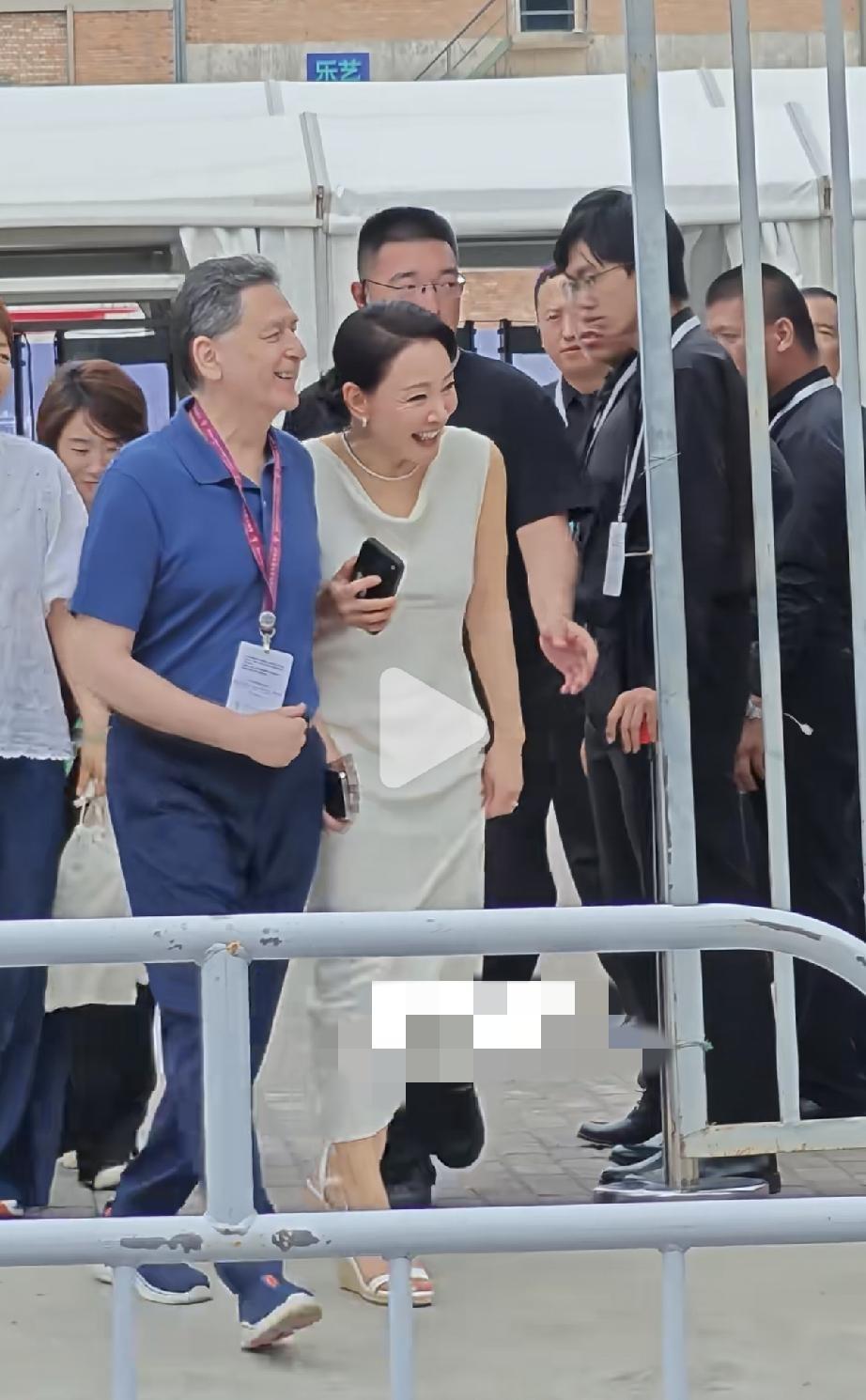 65岁的大姐一出场，就把满场小年轻给压住了。
别跟着看热闹，扒开表面，这哪是穿衣