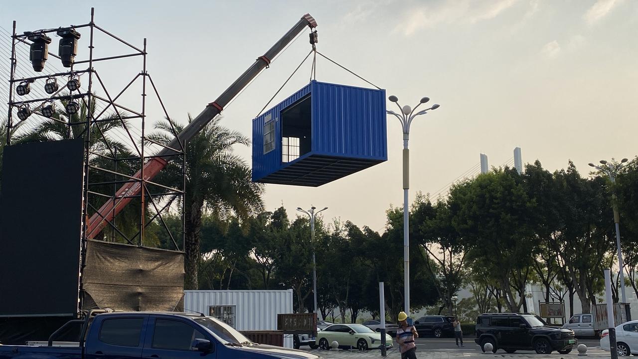 江边工地忙吊装，村 K 大舞台慢慢成型
纳溪麒麟广场的路过这片场地，刚好撞见吊装