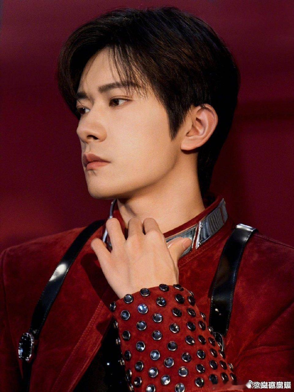 我还没和易烊千玺同框它同框了我还没和易烊千玺同框，它竟然先做到。这“待遇”让人眼