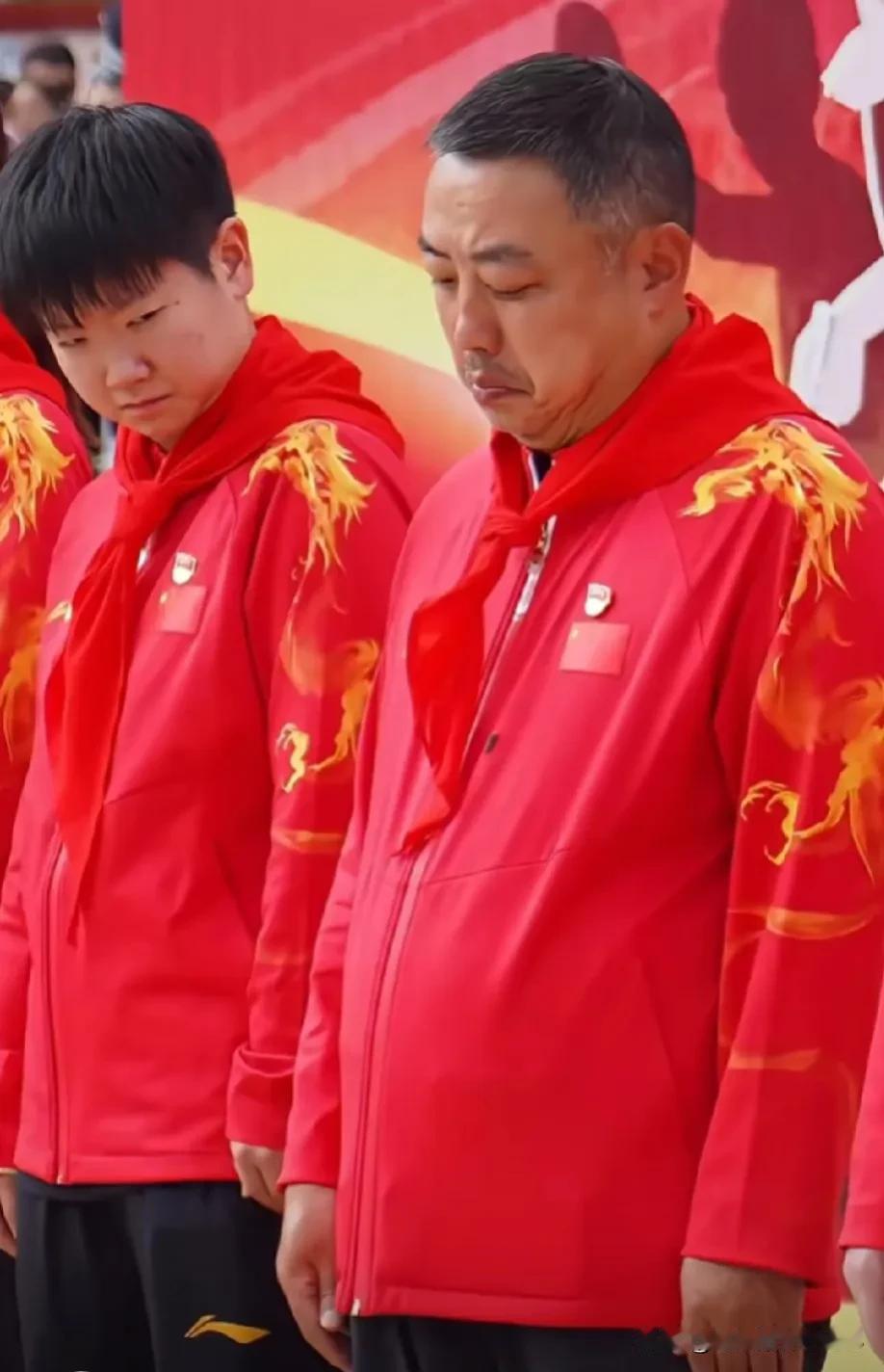 他俩这表情笑死我了，这虫是马林从曼昱身上弹过来的吗？莎莎真的挺厉害的，她一本正经