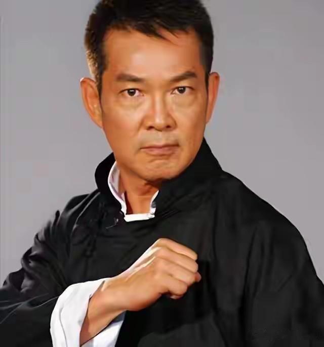 前段时间一段压了十几年的采访短片段，不到三天全网播放破百万，直接打碎了无数人对周