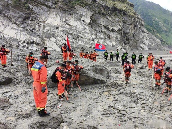 西藏悼念吉隆泥石流灾害遇难者救援核心区已有基本通信保障尼泊尔泥石流974人遇难 