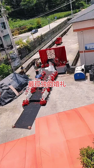 这是我见过最孤独的婚礼现场。
现场没有双方父母？
也没有亲朋好友？
邻里乡亲？
