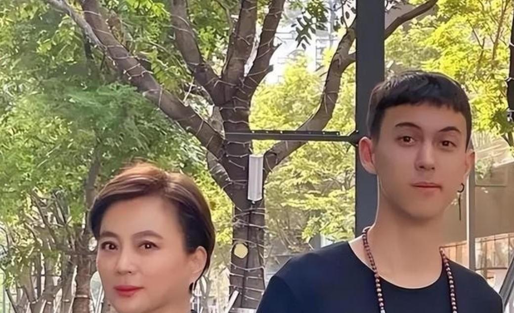 1997年，李玲玉嫁给犹太富豪杰瑞，新婚夜，李玲玉开玩笑地说：“你就不怕我嫁给你