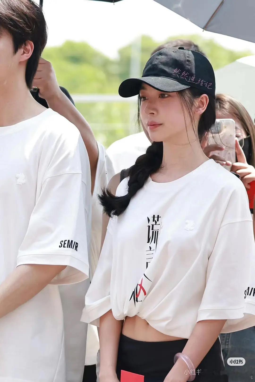 易梦玲进组了，她当网红比演戏赚吧，她演戏真不行，跟杨颖一个水平 ​​​