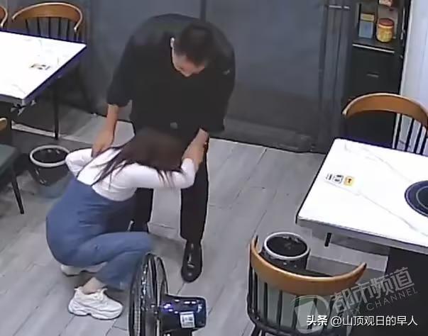 好心办坏事。
男子热情拥抱妻子。
竟致对方5根肋骨骨折，1根骨裂。
他本人满心内